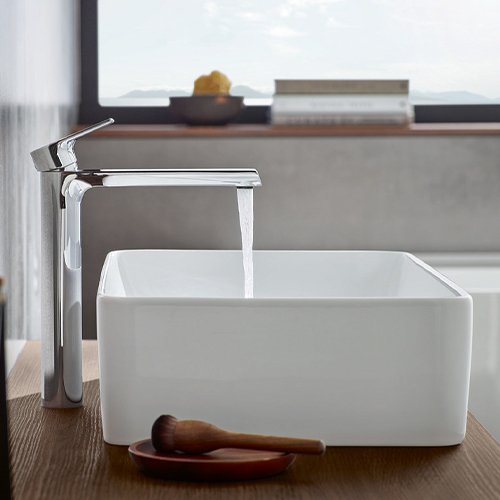 Ein laufendes Waschbecken von der Seite